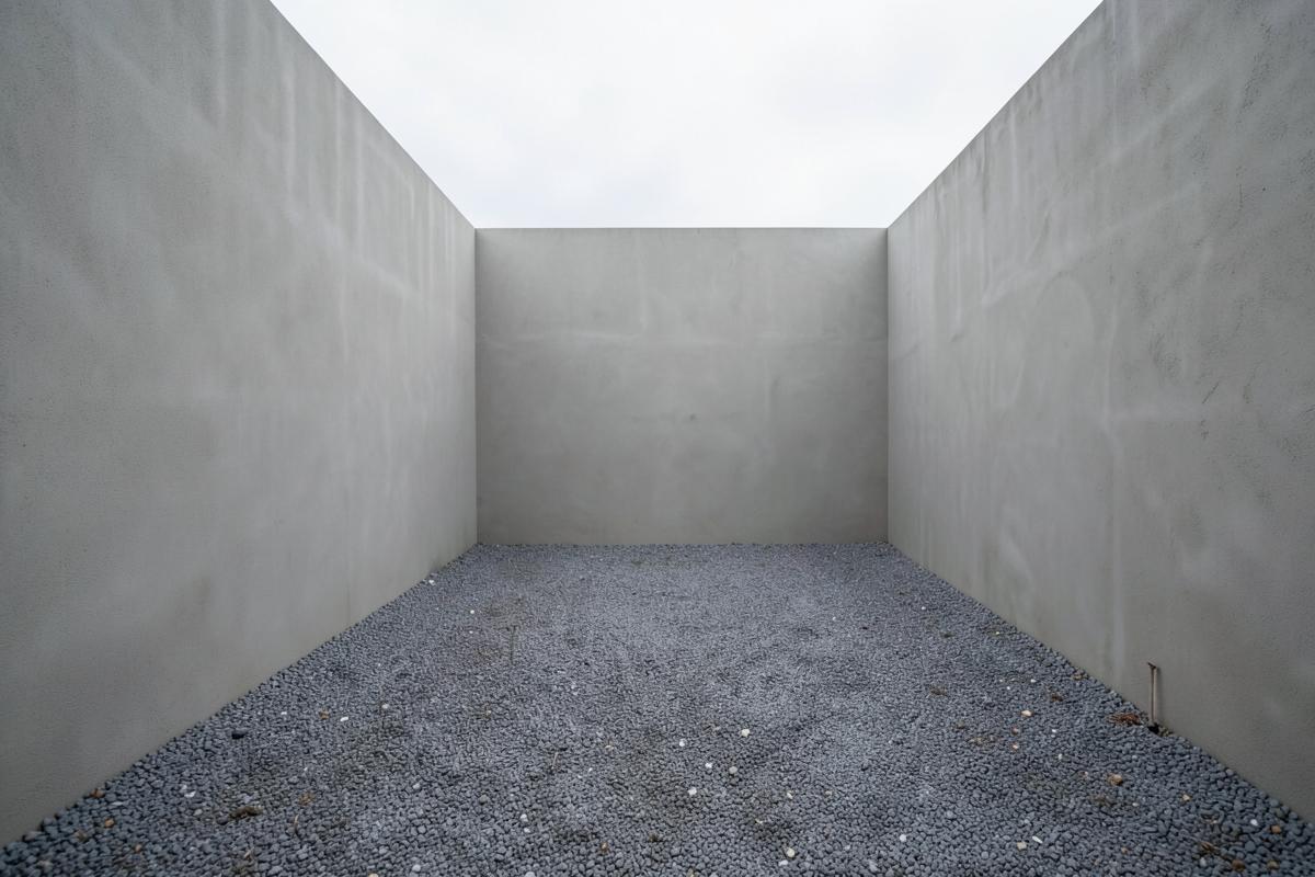 Empty rendered courtyard with grey gravel floor before the courtyard concept